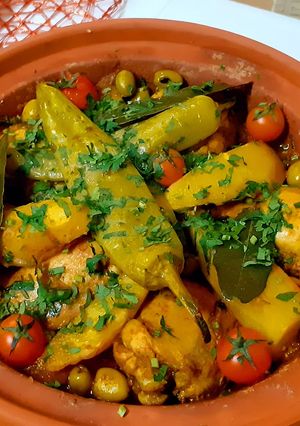 Une photo de Tajine marocain au poulet, légumes et olives