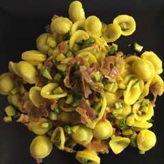 A picture of Orecchiette con zucchine, prosciutto crudo e curcuma o zafferano.