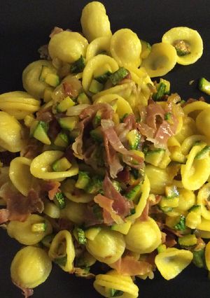 Foto di Orecchiette con zucchine, prosciutto crudo e curcuma o zafferano