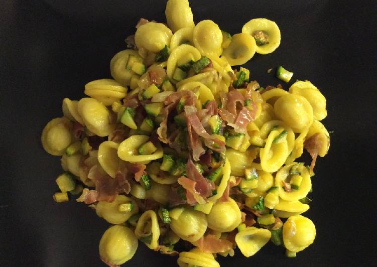 Orecchiette con zucchine, prosciutto crudo e curcuma o zafferano