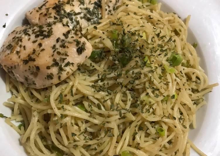 Langkah Mudah untuk Membuat Spaghetti cabe hijau, Enak Banget