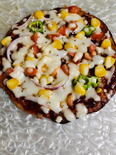 હોમ મેડ પિઝા(home made pizza recipe in Gujarati) રેસીપી મુખ્ય ફોટો
