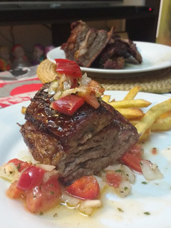 Una foto de Vacío al Horno con Papas Fritas y Salsa Criolla