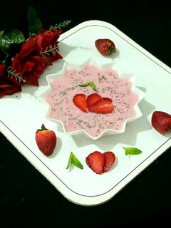 عکسی از دستور اوتمیل توت فرنگی با دانه چیا 😋😍
