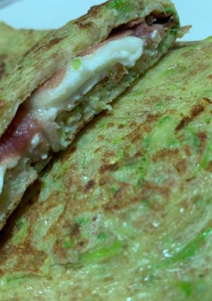 Una foto de “Torticrepe” de calabacín relleno de jamón serrano y queso de cabra