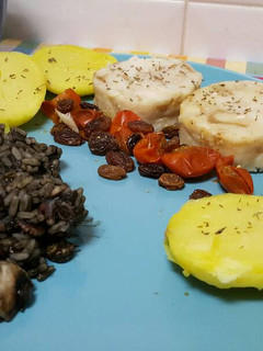Una foto de Arroz negro con medallones de merluza y patata
