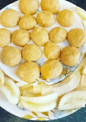 A picture of Besan ladoo.