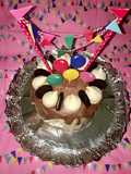 Pastel de cumpleaños 🎂  con bases de bizcocho de chocolate 🍫