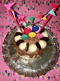 Una foto de Pastel de cumpleaños 🎂 con bases de bizcocho de chocolate 🍫