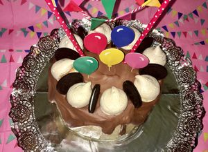 Foto principal de Pastel de cumpleaños 🎂  con bases de bizcocho de chocolate 🍫