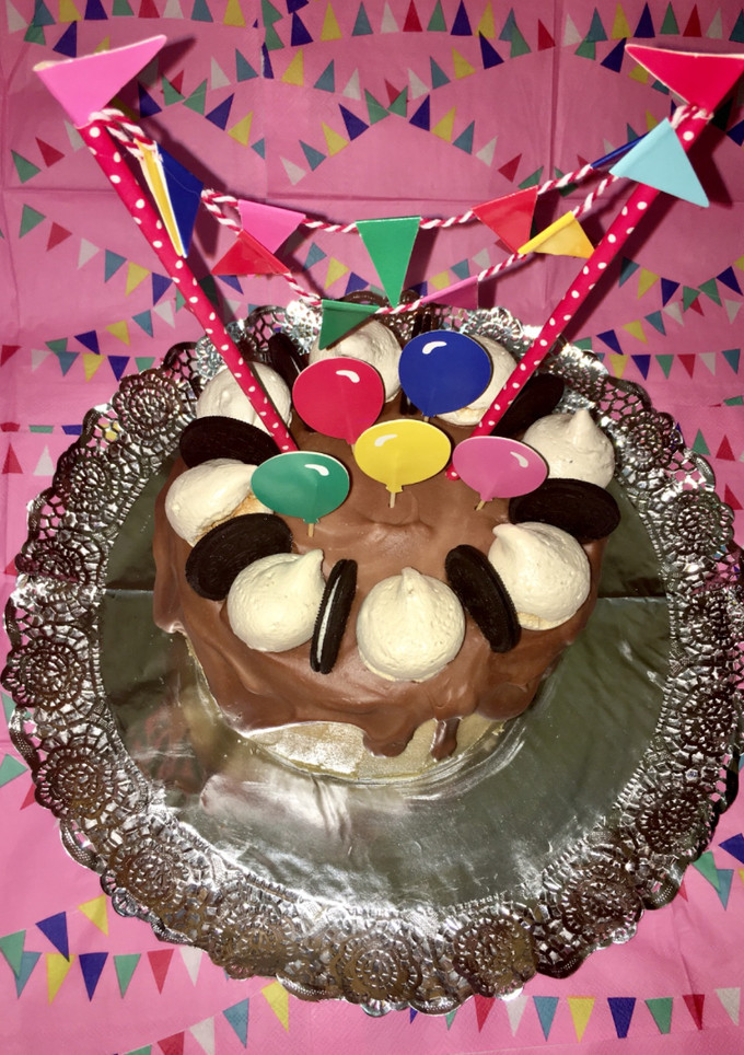 Una foto de Pastel de cumpleaños 🎂  con bases de bizcocho de chocolate 🍫