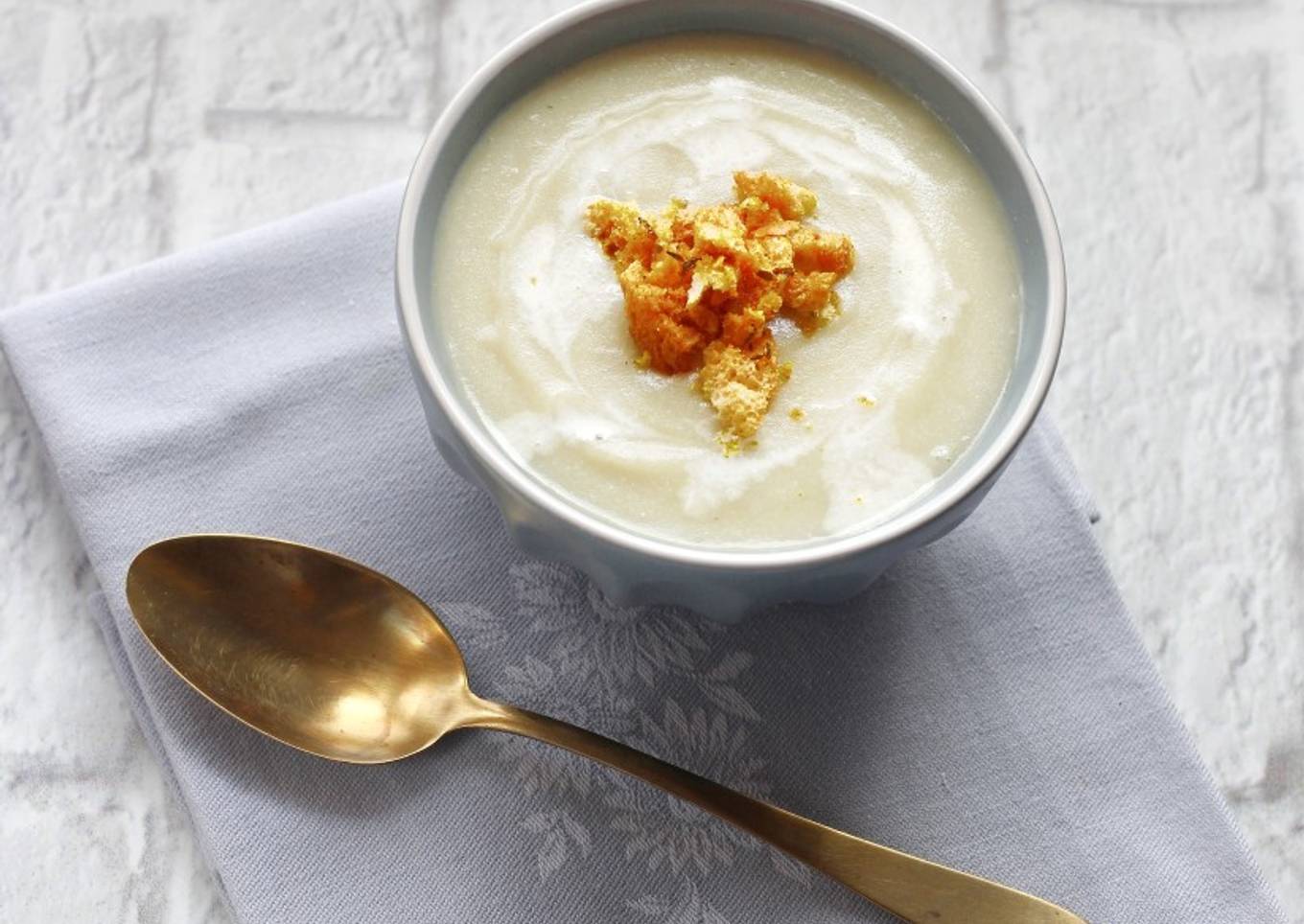 Cauliflower potato soup with turmeric powder