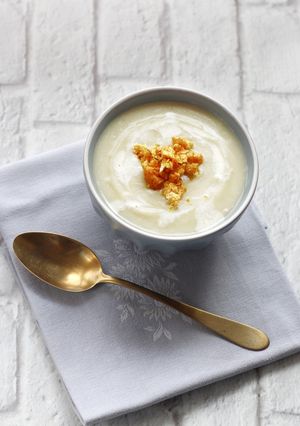 Foto di Zuppetta cavolfiore e patate con crumble alla curcuma