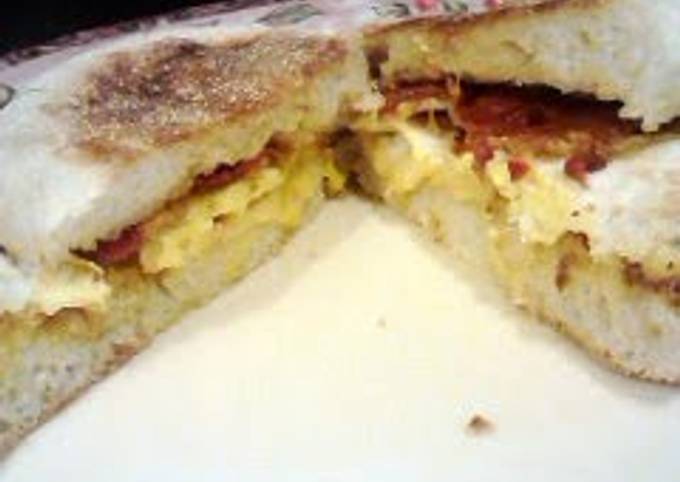 cheesy egg proscutti breakfast sandwhich