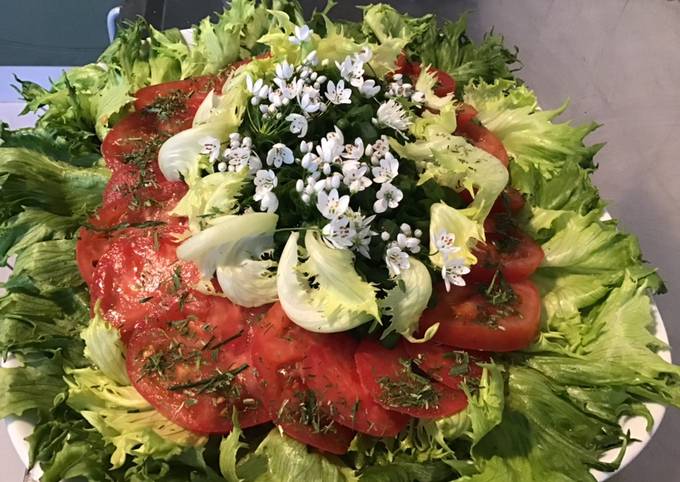 Salade reine des glaces aux tomates roses,oignons nouveaux et fleurs d ail du jardin