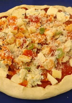 O poză a rețetei Pizza cu brânzeturi franțuzești.
