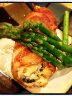 A picture of bacon wrapped chicken breast stuffed with cheese.