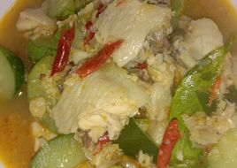 อ่อมปีกไก่ใส่แตงกวา (Spicy Thai Chicken Wings Curry with Cucumber)