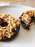Σοκολατένια ντόνατς με επικάλυψη salted caramel chocolate glaze και ψημένα φιστίκια