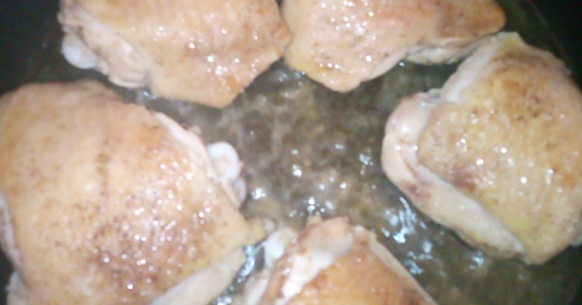 жареные окорочка на сковороде. как пожарить окорочка с майонезом на сковороде. куриные ножки. окорочка жареные. жареные окорочка на сковороде.