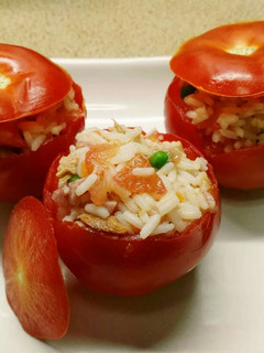 Una foto de Tomates con arroz tres delicias
