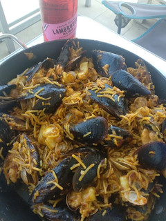 Una foto de Fideos con sepia y mejillones