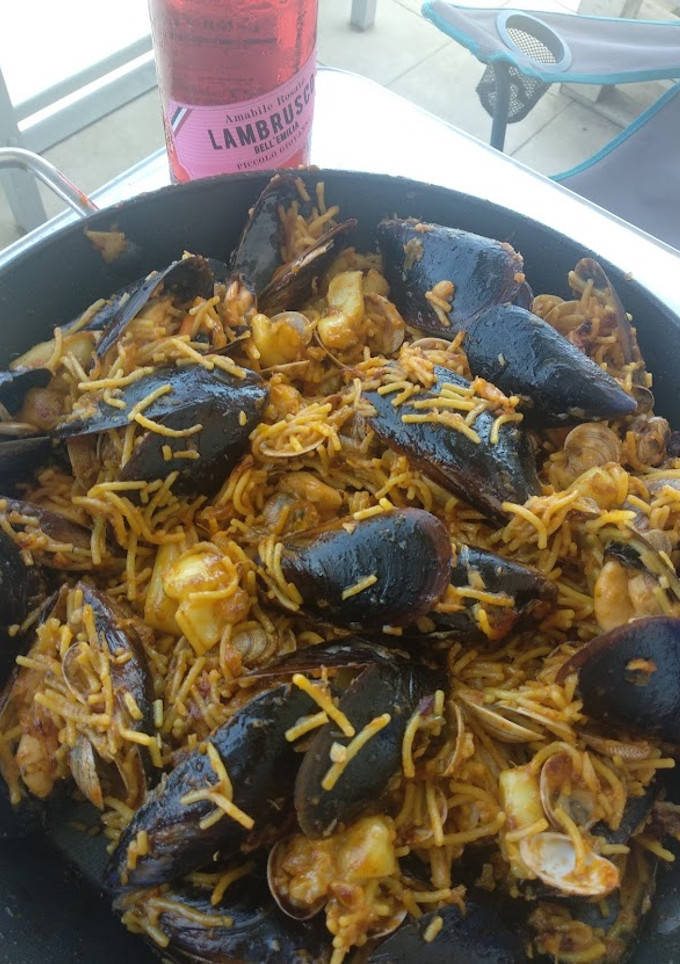 Una foto de Fideos con sepia y mejillones