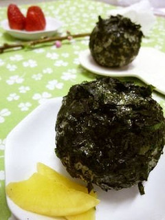 A picture of Granny's Round Onigiri Rice Balls.