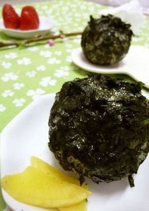 A picture of Granny's Round Onigiri Rice Balls.
