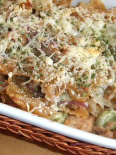 Una foto de Gratinado de habas, pasta y atún