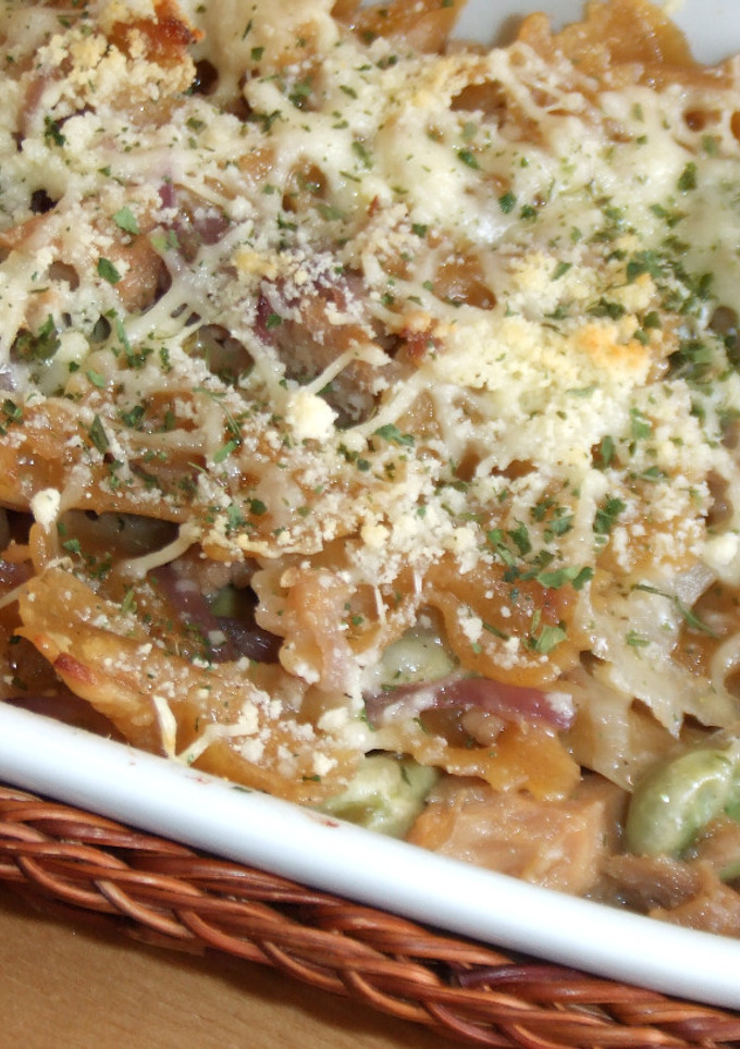 Una foto de Gratinado de habas, pasta y atún