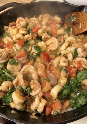 Una foto de Camarones a la mexicana 💚🤍❤️