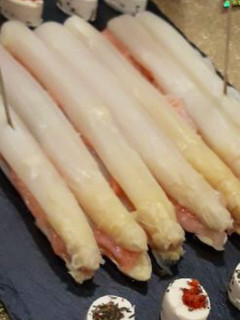 Una foto de Espárragos con salmón y bacalao ahumado
