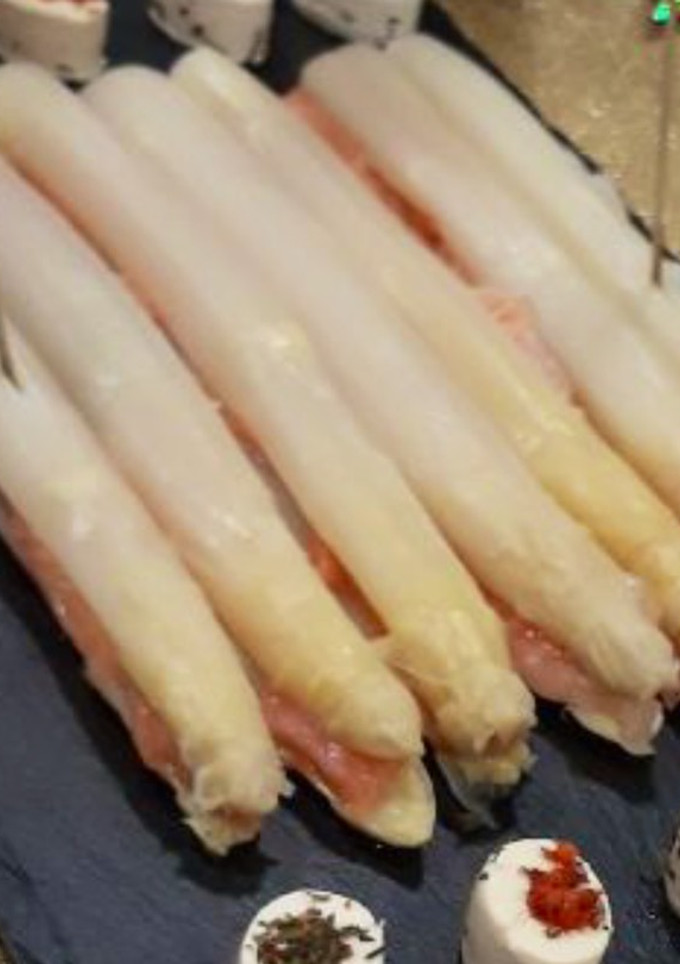 Una foto de Espárragos con salmón y bacalao ahumado
