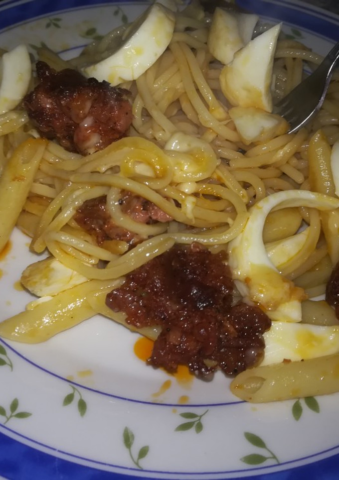 Una foto de Espaguetis con queso, huevo y chorizo