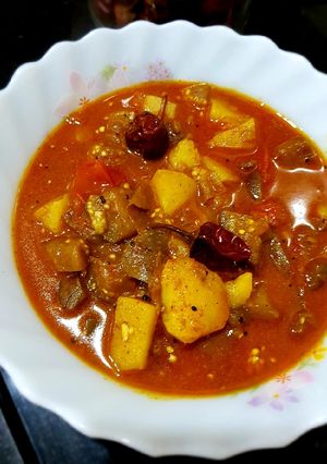 રીંગણા બટાકા નું શાક (Rigan Batata nu shak recipe in gujarati) રેસીપી મુખ્ય ફોટો