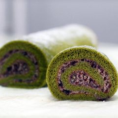 A picture of Matcha Swiss Roll with Azuki Cream.