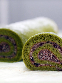 A picture of Matcha Swiss Roll with Azuki Cream.