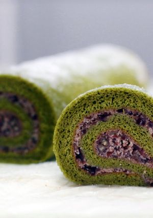 A picture of Matcha Swiss Roll with Azuki Cream.