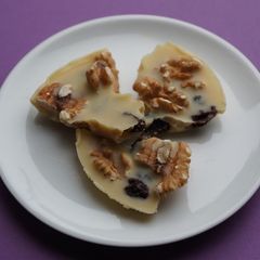 Crunchy Raisin & Walnut White Chocolate A picture of Crunchy Raisin & Walnut White Chocolate.