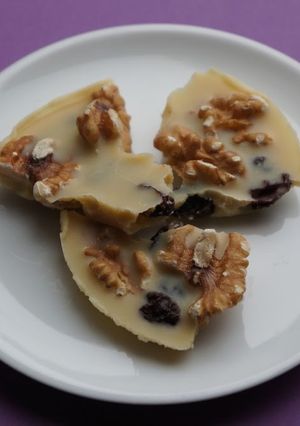 A picture of Crunchy Raisin & Walnut White Chocolate.