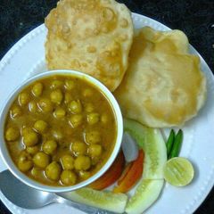 A picture of Chole puri.