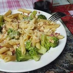 A picture of Pasta broccoli cheese &bacon.