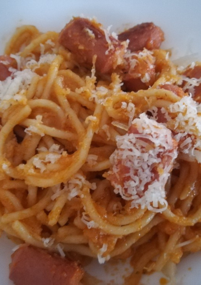 Una foto de Espaguetis con verduras y salchichas