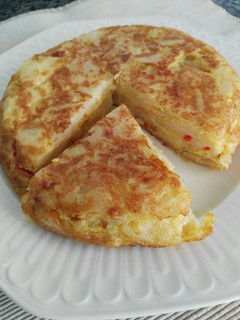 Una foto de Tortilla de patata y pimiento rojo