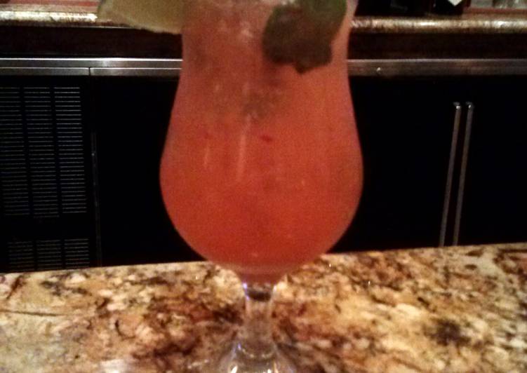 Strawberry proseco mojito