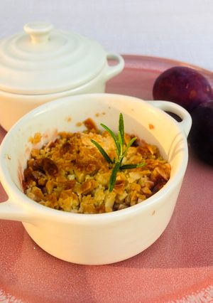 Une photo de Crumble aux prunes et amandes