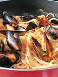 Espagueti con mejillones,  espárragos en salsa de tomate