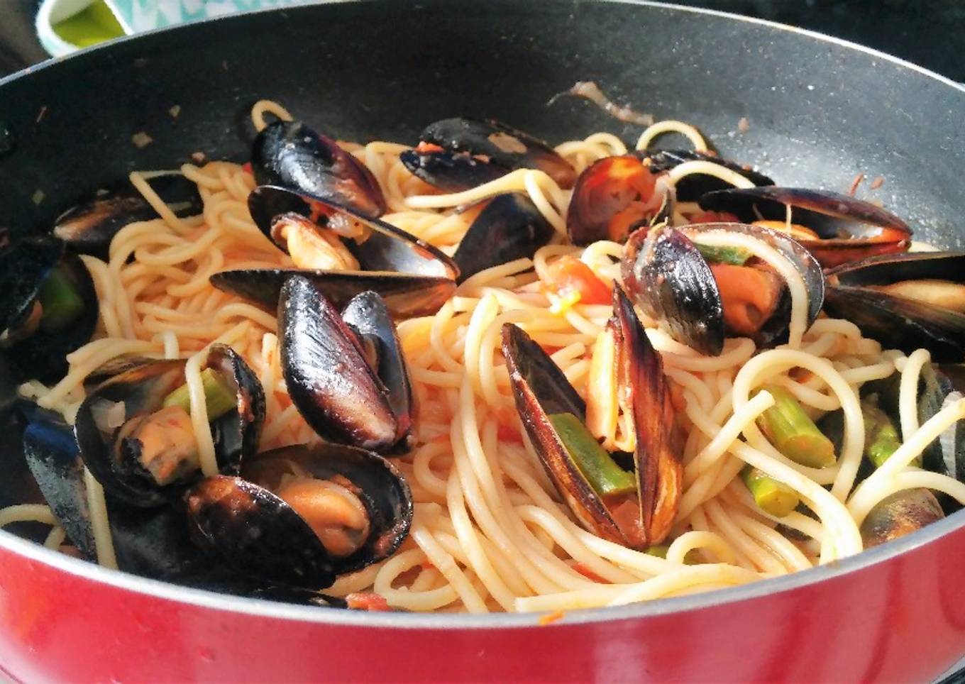 Espagueti con mejillones,  espárragos en salsa de tomate