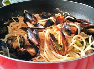Una foto de Espagueti con mejillones,  espárragos en salsa de tomate